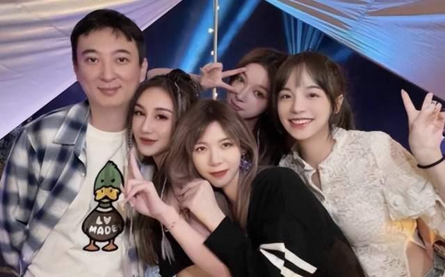 娱乐爆料达人两个女的,两位女神的幕后故事